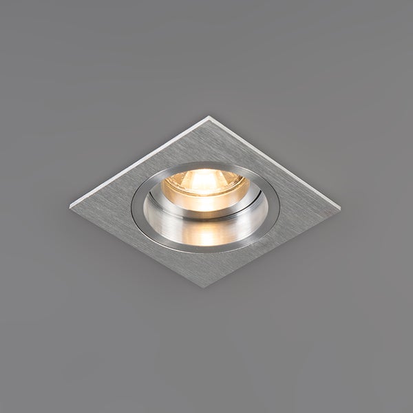 Quadratischer Einbaustrahler aus gebürstetem Metall mit runder, eingeschalteter Lichtquelle.