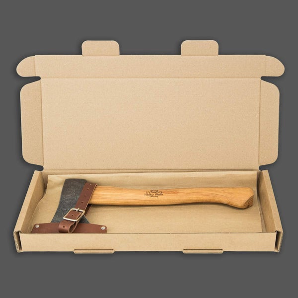 Helko Werk Beil mit Holzstiel und Lederschneidenschutz in einem geöffneten Pappkarton.
