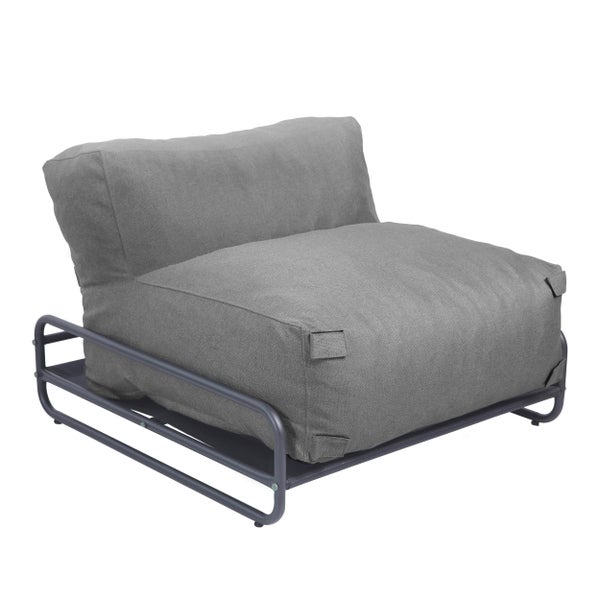 Loungesessel für den Außenbereich mit dunklem Metallgestell und grauem Polster.