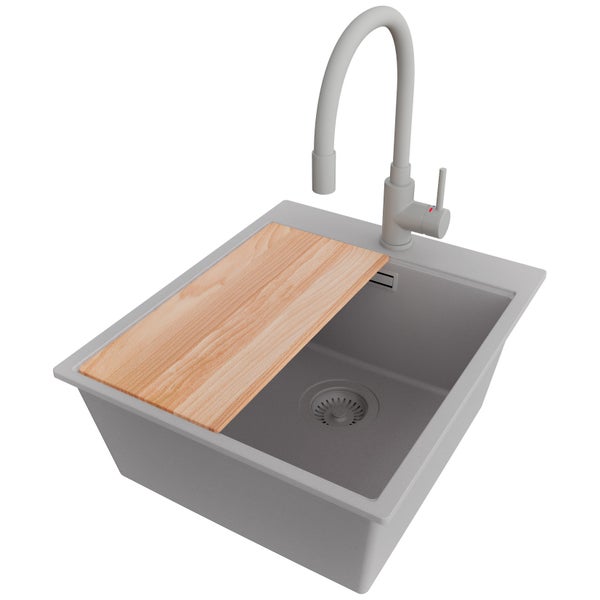 Spüle mit Armatur und Schneidebrett