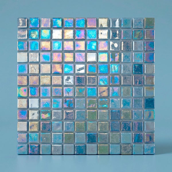 Quadratische Mosaikfliesen in glänzender Optik mit schimmernder Oberfläche auf einem Netz