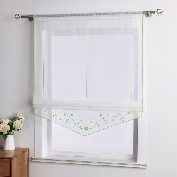 Fensterdekoration mit Blumenmuster und Raffrollo