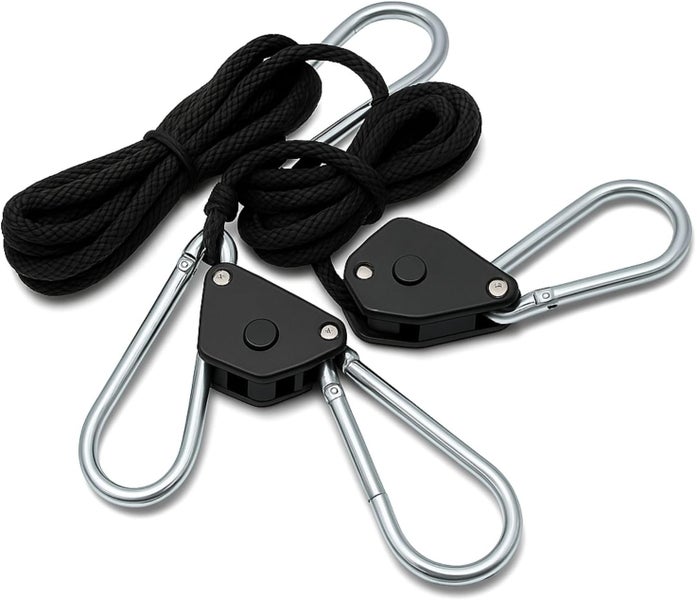 Seilratschen-Set mit zwei schwarzen Seilen, schwarzen Gehäusen und vier silbernen Karabinerhaken aus Metall.