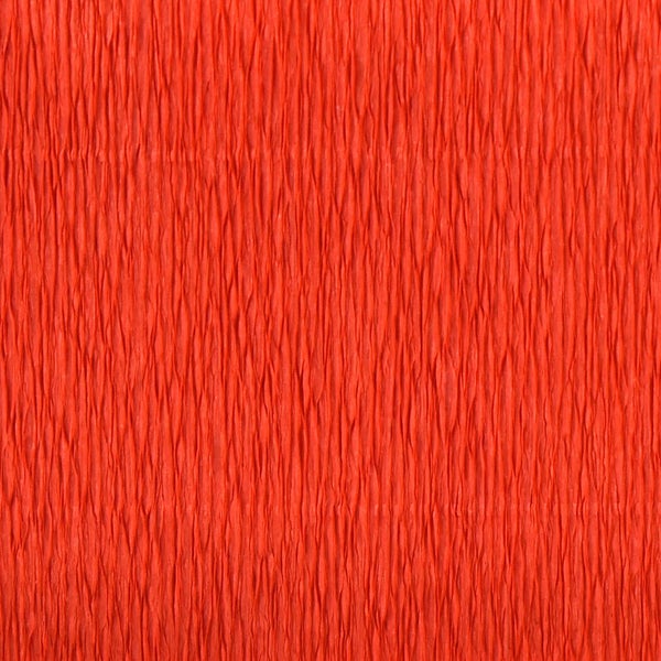 Rotes Krepppapier mit feiner Struktur und vertikalen Falten