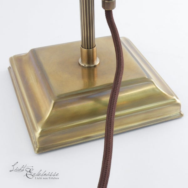 Detailansicht des Lampenfußes und des Textilkabels einer Leuchte