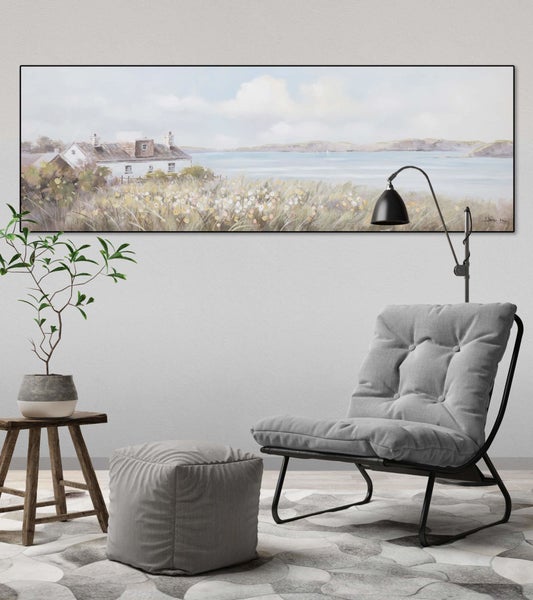 Schreibtisch mit Regalen, Schubladen und schwarzem Metallgestell auf einer Holzpalette, kombiniert mit einem grauen Hocker