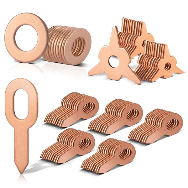 Dekorative Wand mit Kaktusmuster, Giraffenkopf-Wanddekoration und alter Schulbank