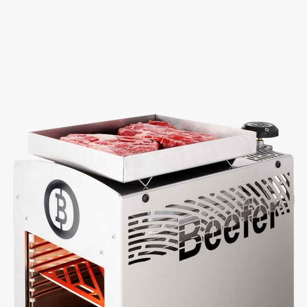 Beefer Hochtemperaturgrill aus Edelstahl mit Fleisch in einer Schale oben und Beefer Logo.