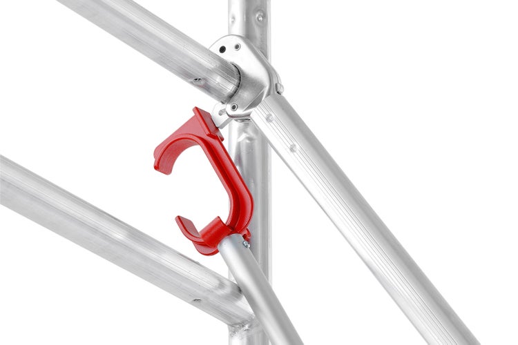 Detailansicht eines Gerüsts mit roter Haltevorrichtung