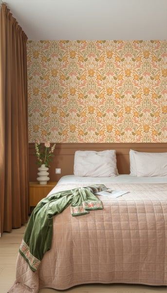 Schlafzimmer mit Doppelbett, floraler Tapete und braunen Vorhängen