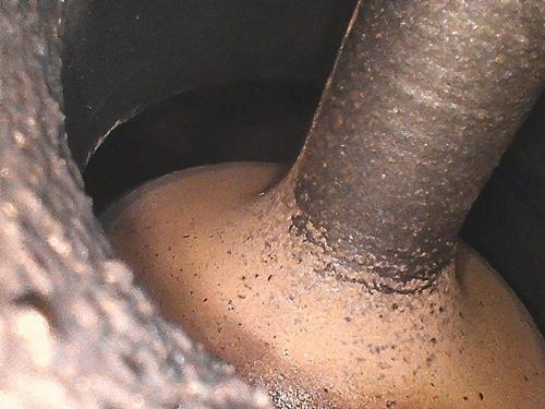 Detailaufnahme eines metallischen Ofenrohrs.