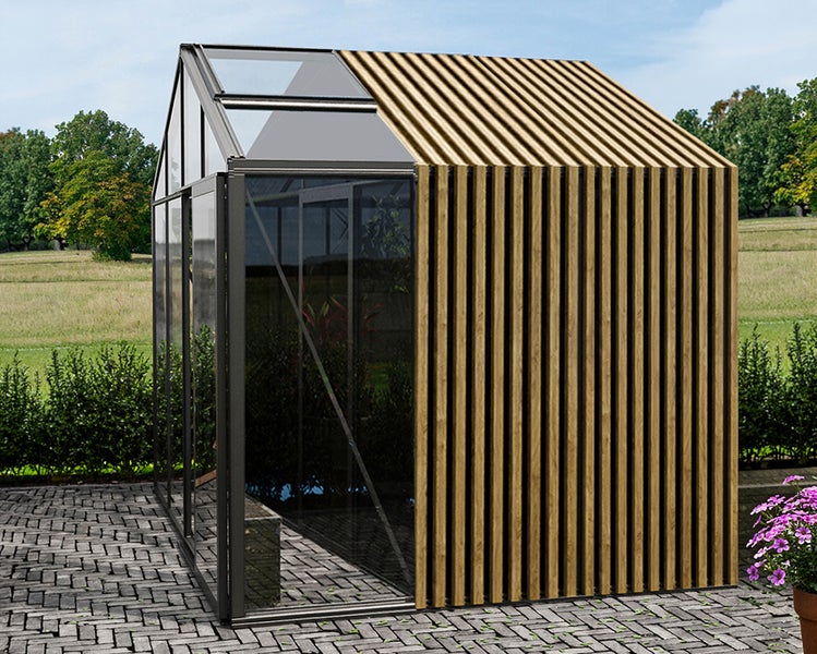 Modernes Gewächshaus mit Aluminiumrahmen, Glaselementen und vertikalen Holzlamellen im Garten auf einer gepflasterten Fläche.