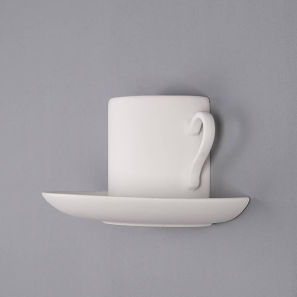 Wandleuchte in Form einer Kaffeetasse mit Untertasse, aus weißer Keramik, überstreichbar.