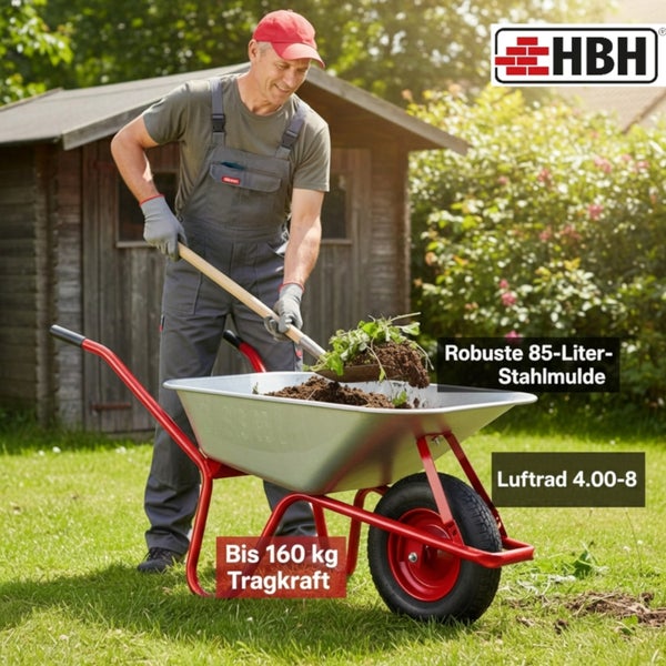 Ein Mann belädt eine Schubkarre im Garten. Die Schubkarre hat eine 85-Liter-Stahlmulde, 160 Kilogramm Tragkraft und ein Luftrad. HBH Logo.