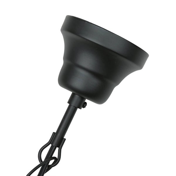 Detailaufnahme einer Pendelleuchte mit schwarzer Aufhängung