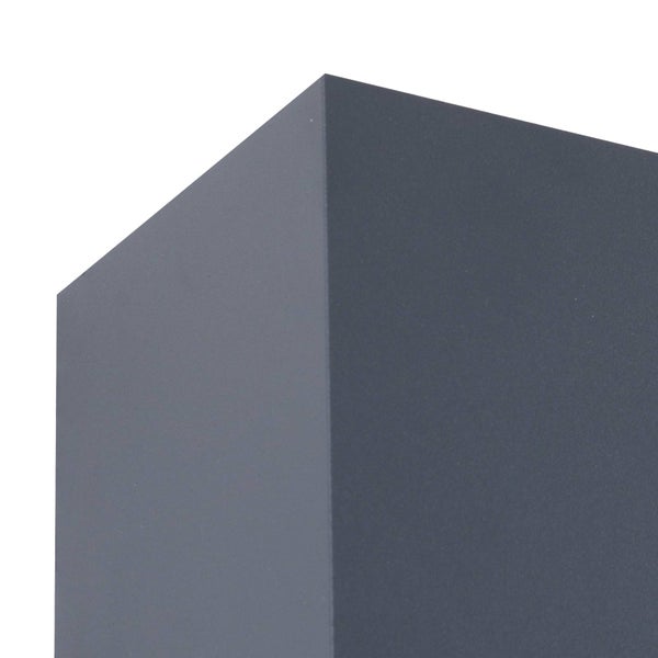 Nahaufnahme der Ecke einer rechteckigen Außenwandleuchte in Anthrazit.