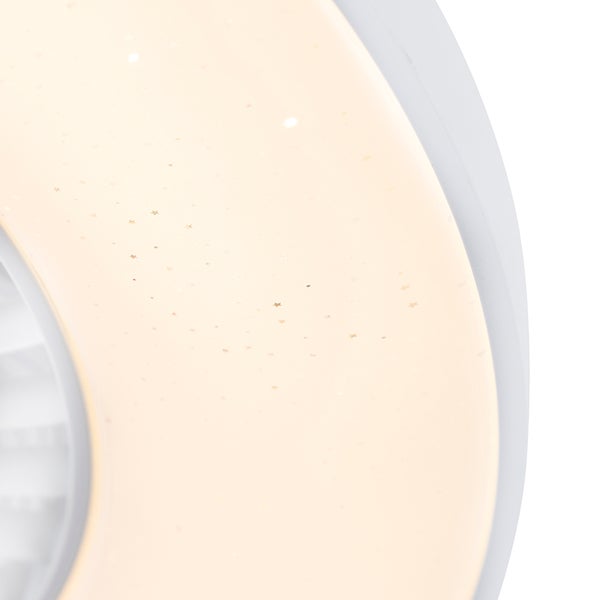 Detailansicht einer runden LED-Deckenleuchte mit Sternenhimmel-Effekt.