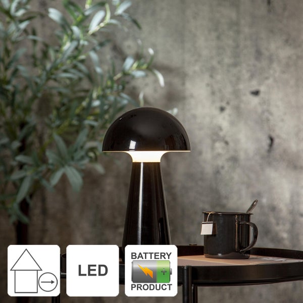 Drei Gartenleuchten mit Solarpanel und Erdspieß