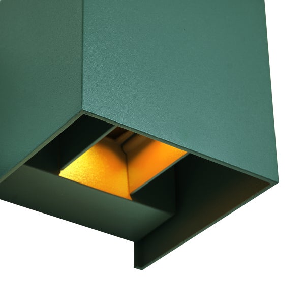 Grüne quadratische Wandleuchte aus Metall mit nach unten gerichtetem Lichtstrahl.