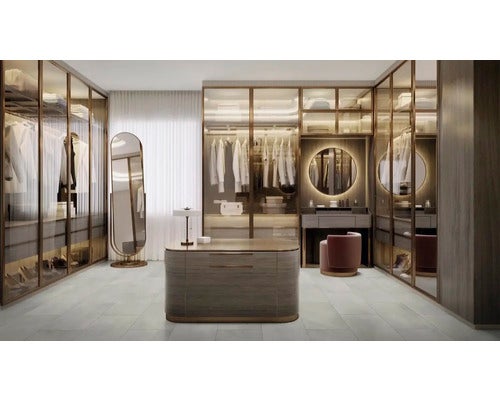 Helles Badezimmer mit freistehender Badewanne, Waschtisch, Spiegel und Fliesenboden.