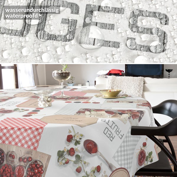 Runde, wasserundurchlässige Tischdecke mit Beeren-Motiven und Karomuster in einem hellen Wohnzimmer.