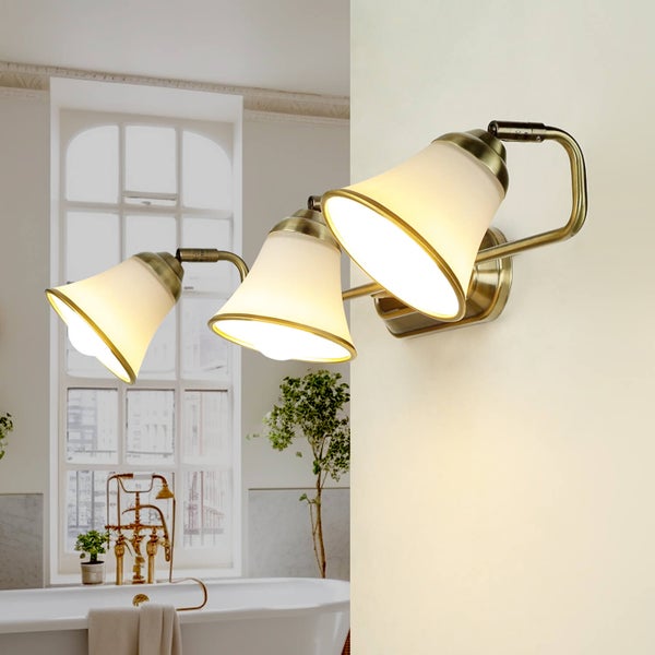 Wandleuchte mit drei Leuchten im Badezimmer