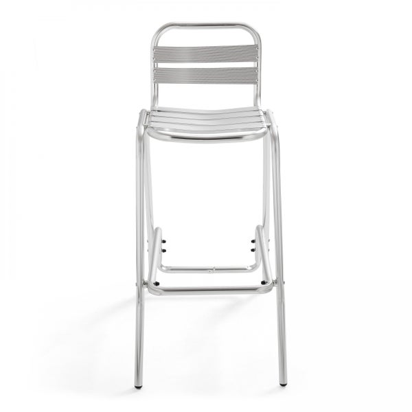 Barstuhl aus Aluminium mit Sitzfläche und Rückenlehne aus Lamellen sowie einer Fußstütze.