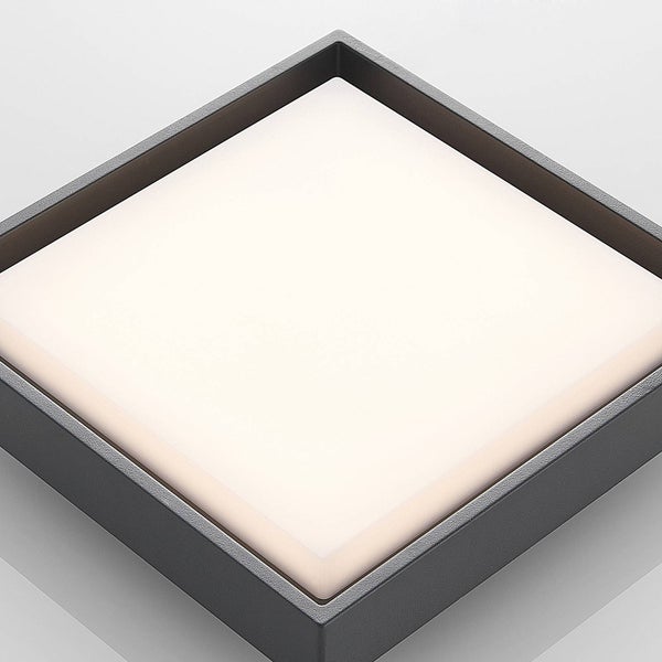 Nahaufnahme einer quadratischen LED Leuchte mit strukturiertem dunkelgrauem Rahmen und weißem Diffusor.