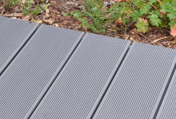 GartenLand WPC Terrassendiele Classic 21 x 140 x 4000 mm Silbergrau Geriffelt und Glatt Hohlkammer