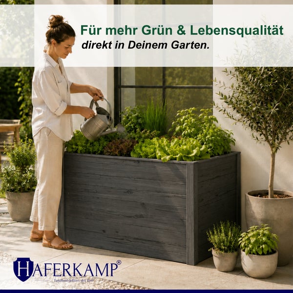 Eine Frau gießt Pflanzen in einem grauen Hochbeet aus Holz auf einer Terrasse, Haferkamp Logo.