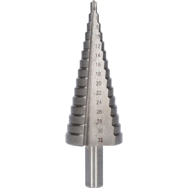 Schweißer bei der Arbeit mit Schnellspannern zur Fixierung von Werkstücken.