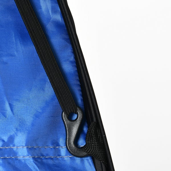 Detailansicht einer blauen Abdeckplane mit elastischem Spannseil und schwarzem Kunststoffhaken zur Befestigung.