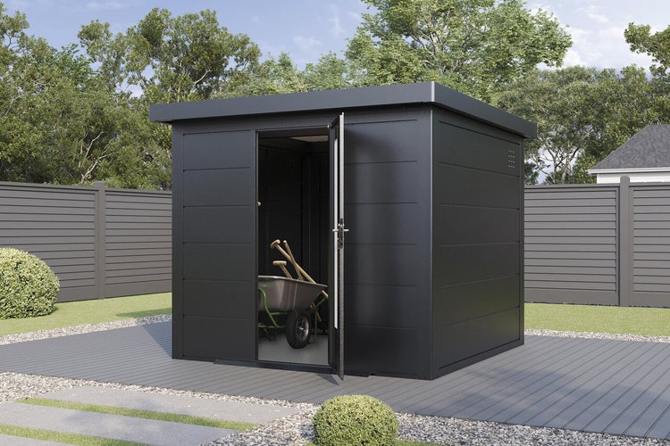 Modernes Gartenhaus aus Metall mit Flachdach und geöffnete Tür in einem gepflegten Garten mit Terrasse und Sichtschutz.