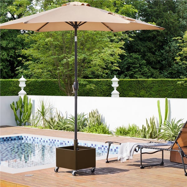 Gartenszene mit Sonnenschirm, Sonnenschirmständer mit Rollen und Liegestuhl am Pool