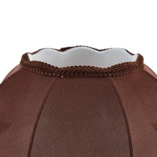 Detailaufnahme eines braunen Lampenschirms aus Stoff mit geflochtener Borte am oberen Rand.