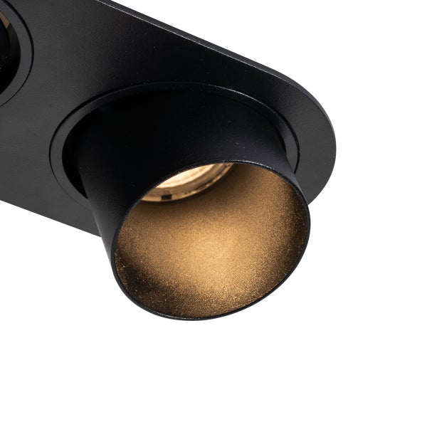 Nahaufnahme eines modernen Strahlers mit schwarzem Gehäuse und goldfarbener Innenseite.