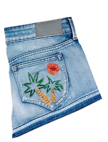 Kurze Jeanshose mit aufgesetzter Tasche und Schmucksteinverzierung in Form von Palmen und einer Sonne