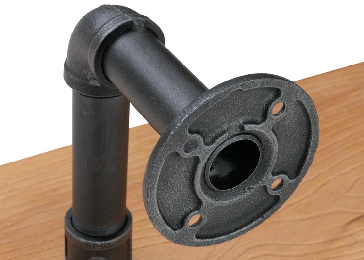 Schwarzes Rohrverbinder-Set für Sanitärinstallationen auf Holzoberfläche