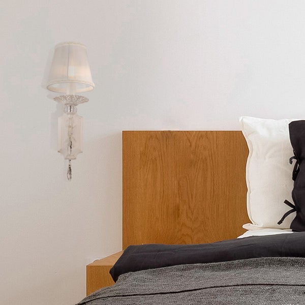 Wandleuchte im Schlafzimmer mit Nachttisch