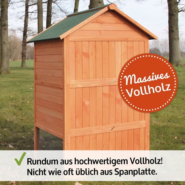 Garten-Geräteschrank aus massivem Vollholz mit grünem Satteldach auf einer Wiese.