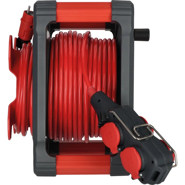 Kabeltrommel mit rotem Kabel und Mehrfachsteckdose
