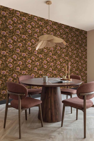 Vlies-Tapete mit floralem Paisleymuster in einem modern eingerichteten Esszimmer mit rundem Holztisch und gepolsterten Stühlen.