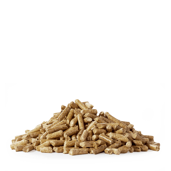 Ein Haufen zylindrischer Holzpellets aus gepresstem Holz zur Verwendung als Brennstoff.