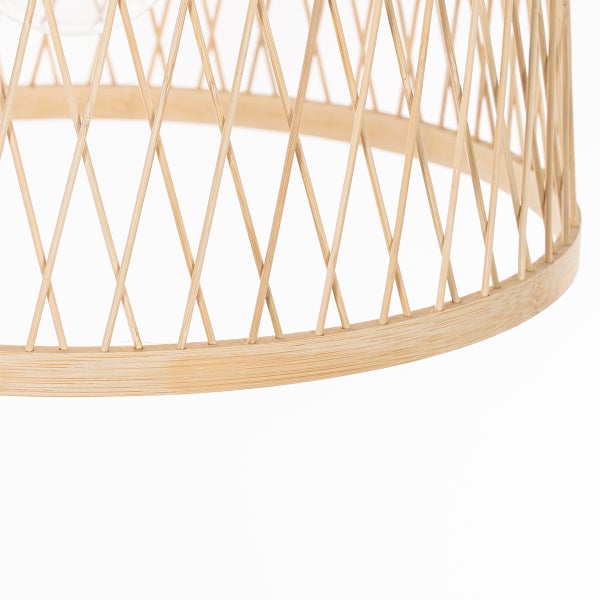 Detailaufnahme eines Lampenschirms aus hellem, geflochtenem Bambus mit Gittermuster und einem stabilen Holzring am unteren Rand.