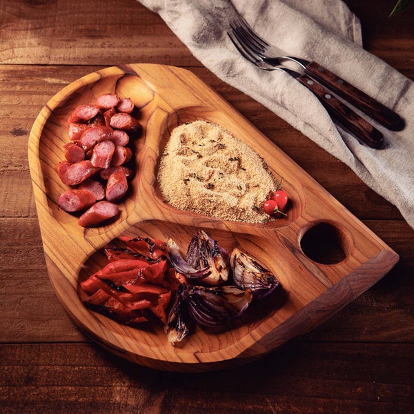 Holztablett mit Wurst, Farofa, Paprika und Zwiebeln