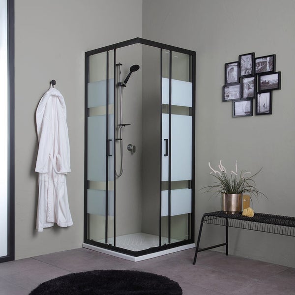 Eckdusche mit Duschkopf, Duschstange und teilweisem Sichtschutz im Badezimmer