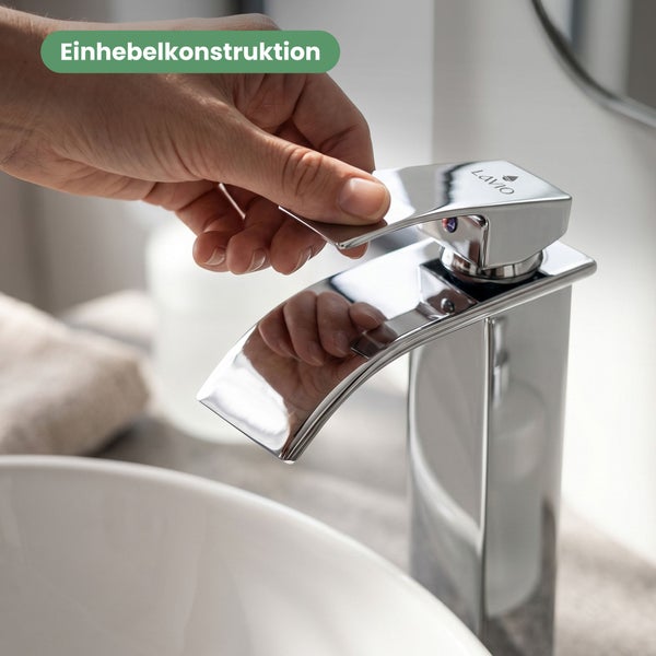 Moderne Waschtischarmatur aus Metall mit Einhebelkonstruktion und Lavio Logo.