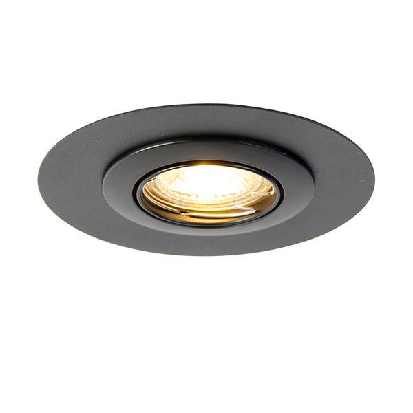 Runder Einbaustrahler in Schwarz, schwenkbar, mit eingeschaltetem Leuchtmittel.