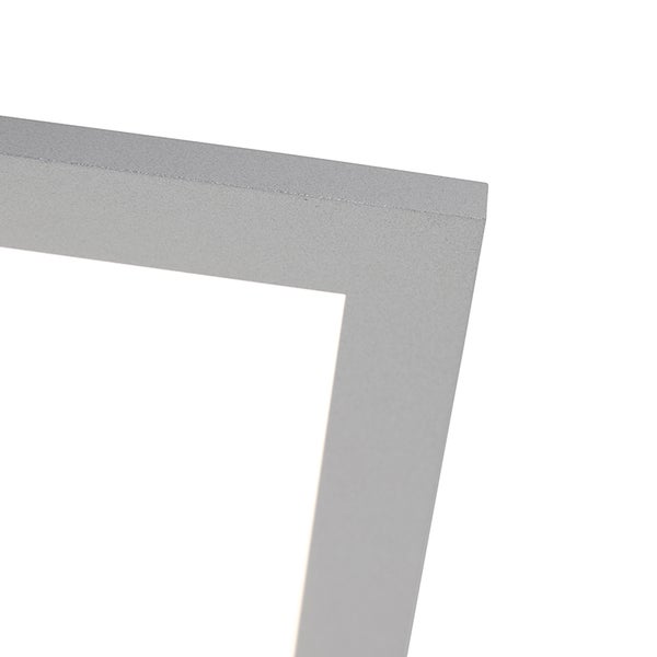 Detailansicht eines silberfarbenen Lampenrahmens