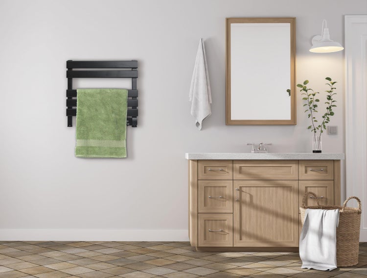 Badezimmer mit Waschtisch, Spiegel, Handtuchwärmer und Wäschekorb